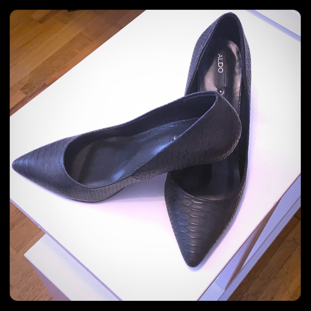 Textured black pumps